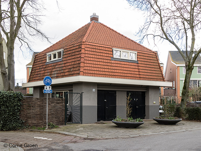 De grote deuren aan het Maarsenhof.
              <br/>
              Corrie Groen, 2019-03-17